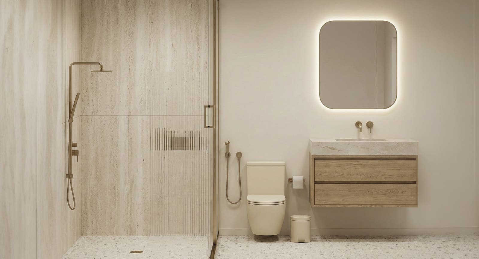 Baño en travertino con ducha a ras, grifería de latón y suelo de terrazo