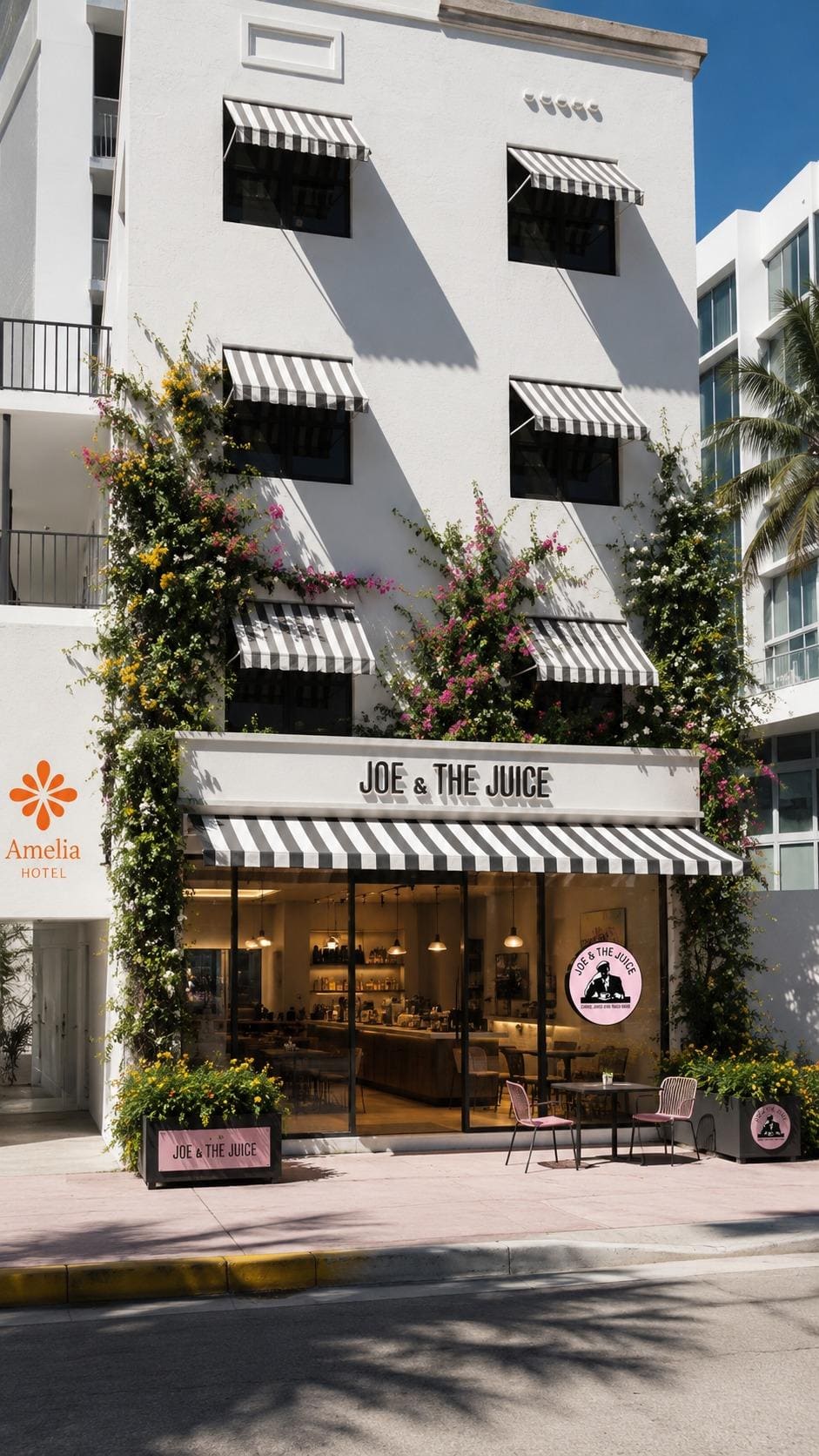 Entrada del hotel sobre Collins Avenue